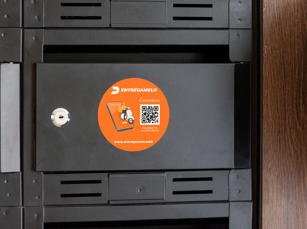 Conjunto De Pegatinas De Código QR Flanqueadas Por Lápices Con Texto Scan Me Disenado Compromiso Interactivo 143507900